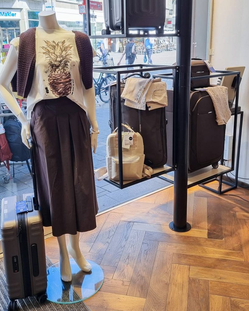 Harenberg Bonn Outfit alles muss passen Koffer Rucksack Kleidung braun und bunt