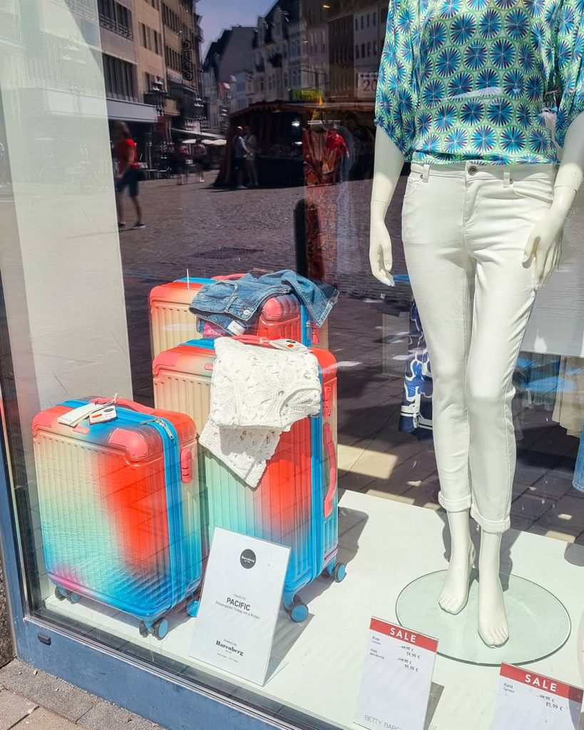Harenberg Bonn Outfit alles muss passen Koffer Rucksack Kleidung braun und bunt