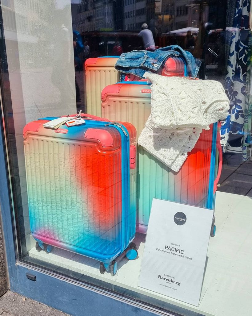 Harenberg Bonn Outfit alles muss passen Koffer Rucksack Kleidung braun und bunt